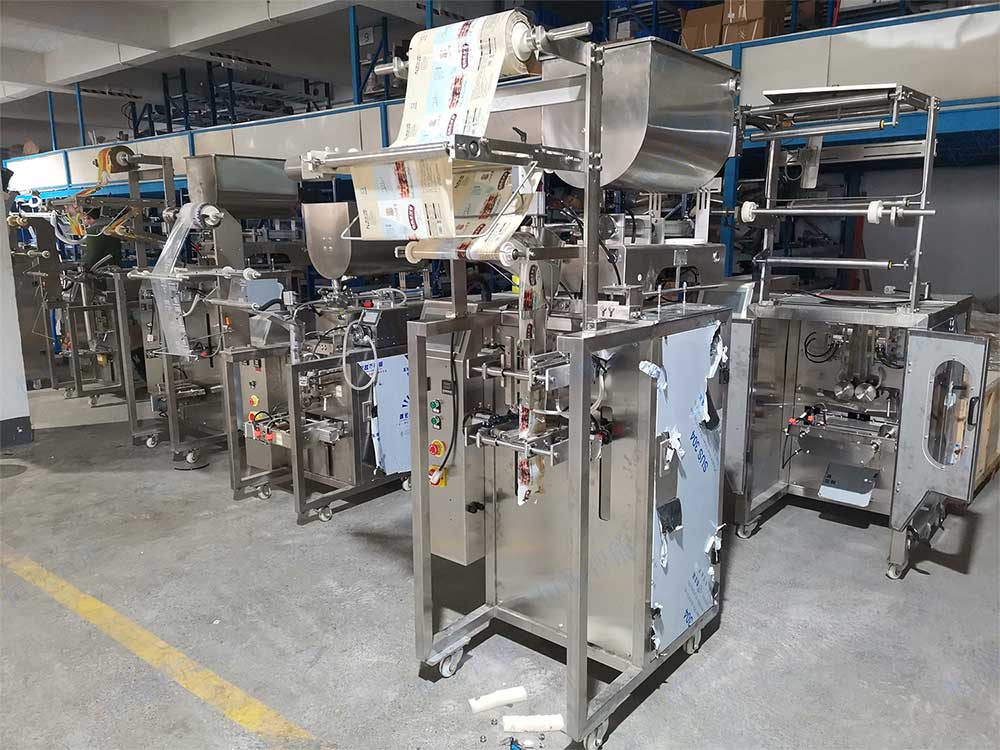 膏藥四邊封包裝機(jī).jpg 膏藥四邊封包裝機(jī).jpg