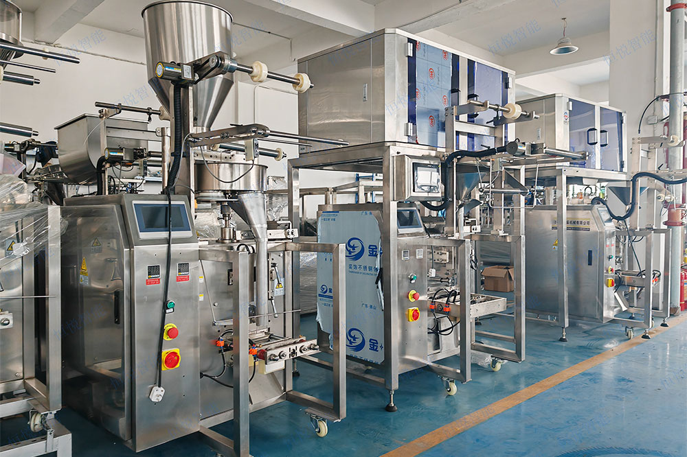 立式小食品包裝機(jī)是目前食品包裝應(yīng)用相對(duì)廣泛的一款包裝設(shè)備。