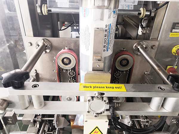 全自動立式包裝機可使用多種材質(zhì)的薄膜制袋