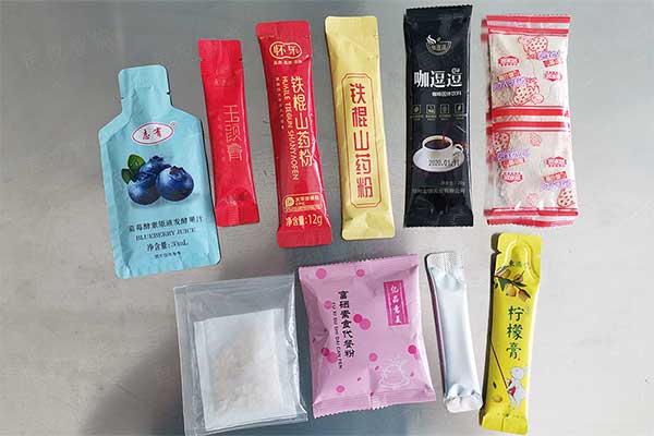 全自動(dòng)豆?jié){粉包裝機(jī)可實(shí)現(xiàn)背封長(zhǎng)條袋型，三邊封、圓角袋型等精美包裝