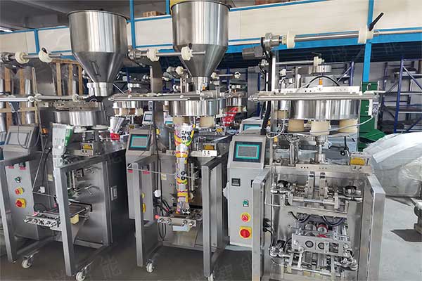 小顆粒全自動包裝機在顆粒劑、干果、膨化小食品等領(lǐng)域應(yīng)用較多